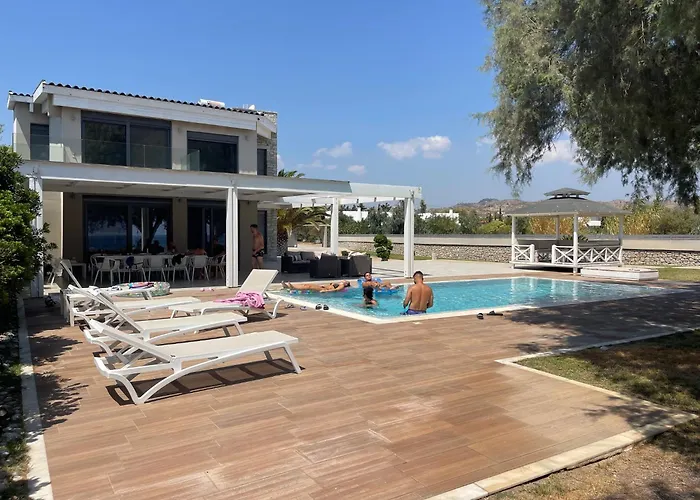 Kiotari Dream Beachfront Villa *